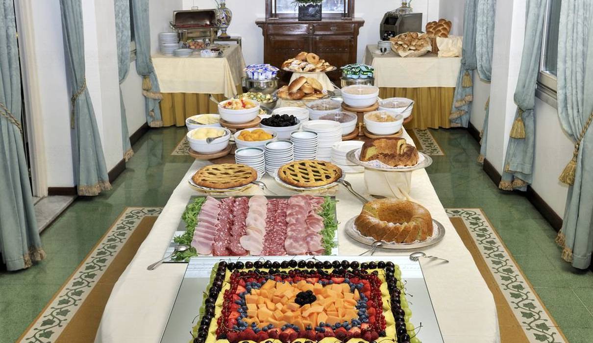 Завтрак шведский стол отель Mecenate Palace Рим