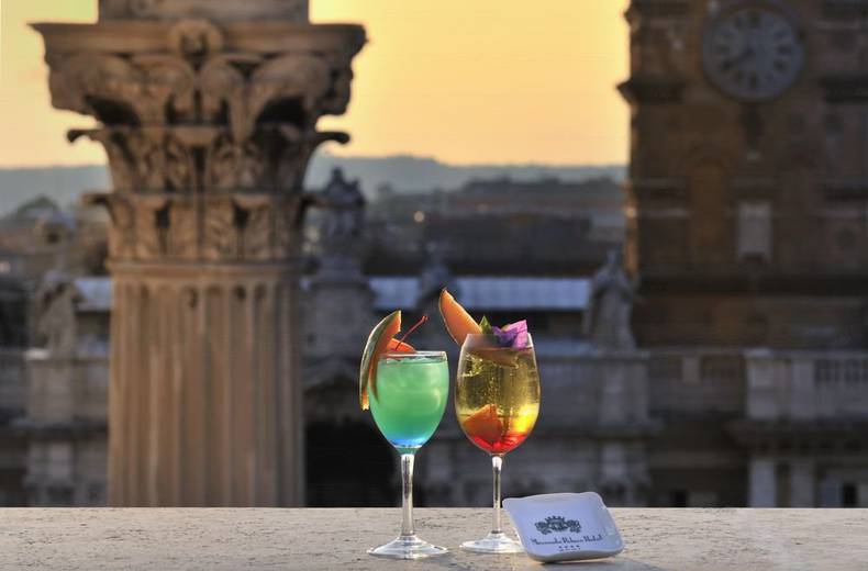 SKY BAR отель Mecenate Palace Рим Отведайте вкусный коктейль или аперитив, наслаждаясь видом заката над старинным центром Рима. Sky Bar – это ... отель Mecenate Palace Рим